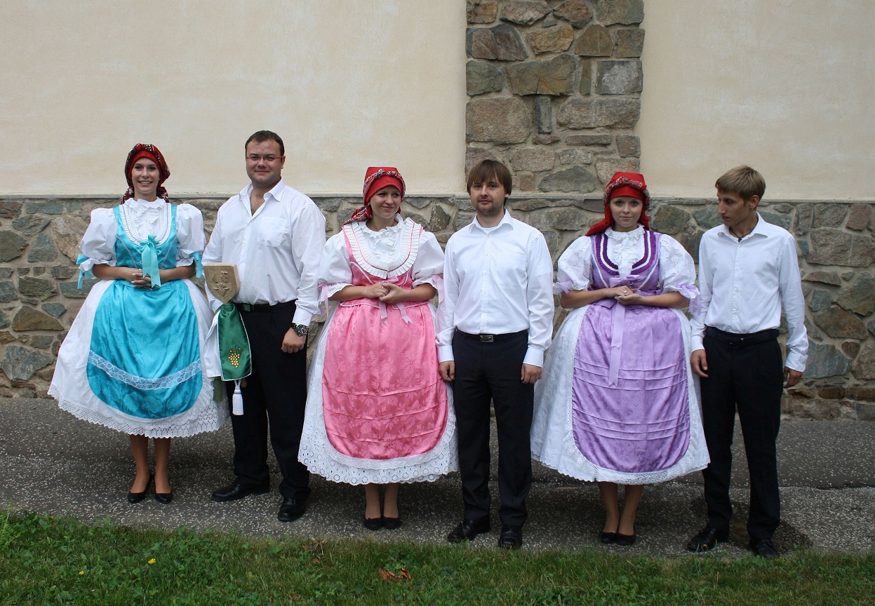 2) krojovaná skupina ze Žebětína