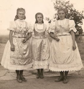 4) kroj ze Žebětína,