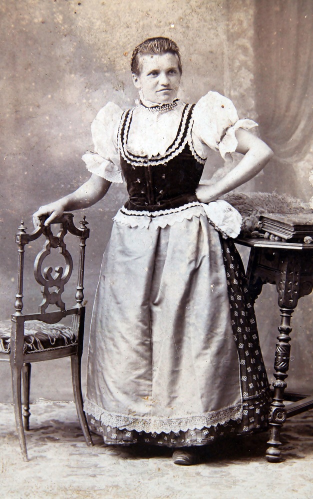 kroj z Ostrovačic z přelomu 19. a 20. stol, zdroj Karel Veverka