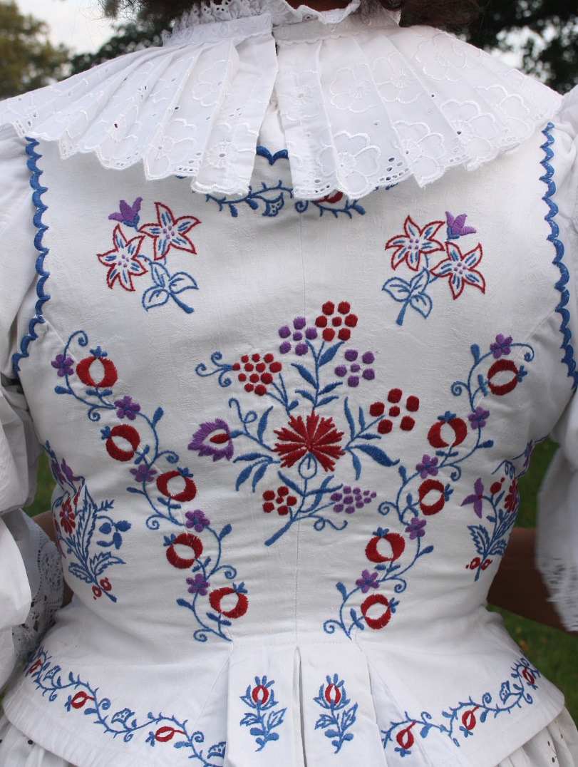 3) detail kroje po prababičce